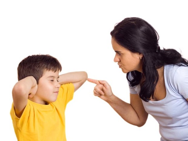 мама кричит на ребенка